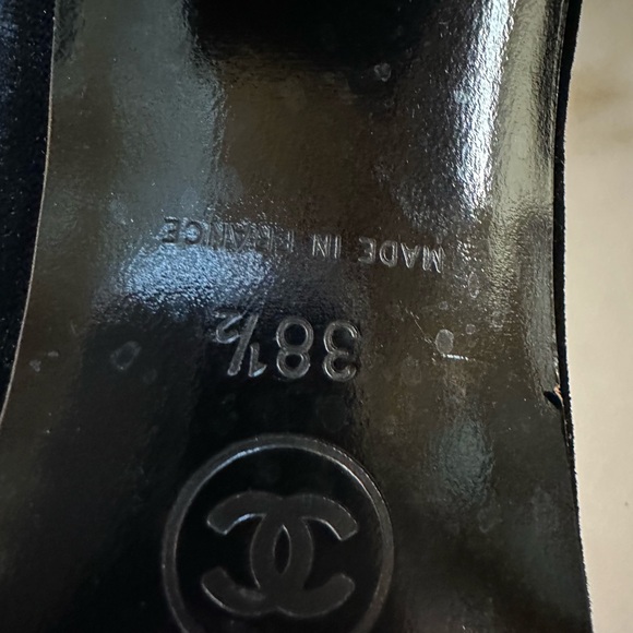 Gorgeous Nearly New Authentic CHANEL Dark Blue Velvet Heels w/Rhinestone Logo - Picture 5 of 6